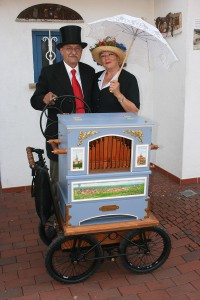 Mit der selbstgebauten Drehorgel tritt James zusammen mit seiner Frau Gisela auf so mancher Veranstaltung auf.