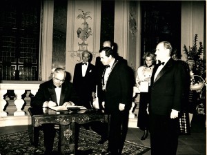 HELMUT KOHL trägt sich am 12. November 1987 bei seinem Besuch des Bruchsaler Schlosses im Rahmen der deutsch-französischen Konsultationen der Staats- und Regierungschefs ins Goldene Buch der Stadt Bruchsal ein.