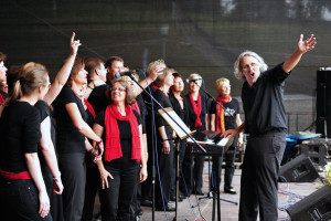 stimmig: Klaus Heinrich (am Keyboard) und sein Gospelchor.