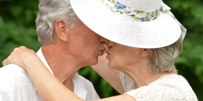 Paar-älter-Senioren-Kuss-verlieb