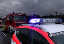 Kollision bei Bretten: 42-jähriger Rollerfahrer schwer verletzt Einsatzkräfte vor Ort
