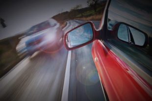 Auto-Gefahr-Gegenverkehr-Geschwindigkeit-Risiko-ss170108288