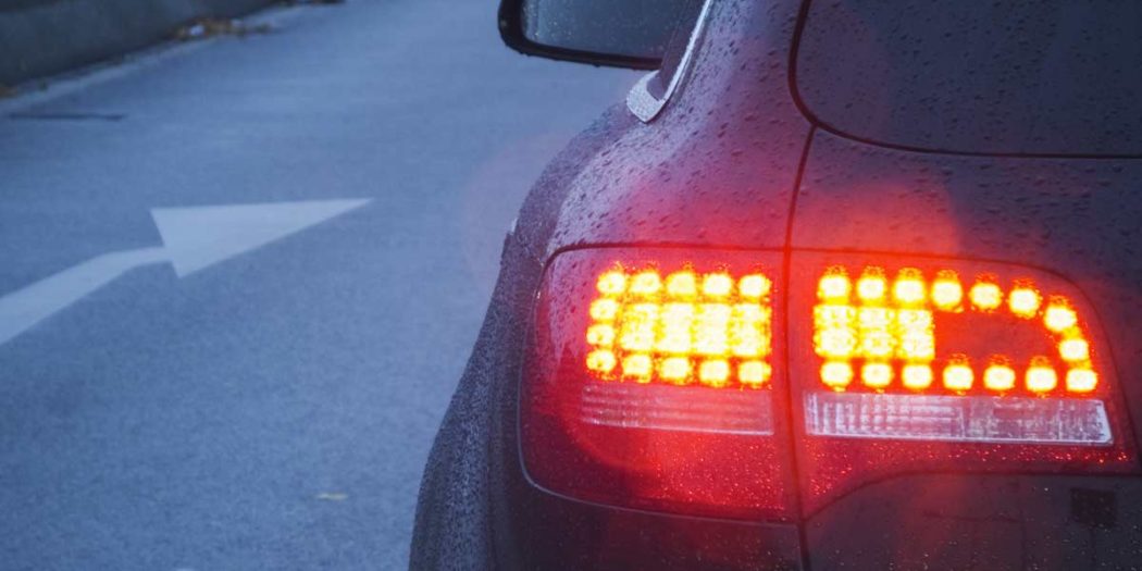 Symbolbild_Auto_Gefahr_Bremsen_Rücklicht