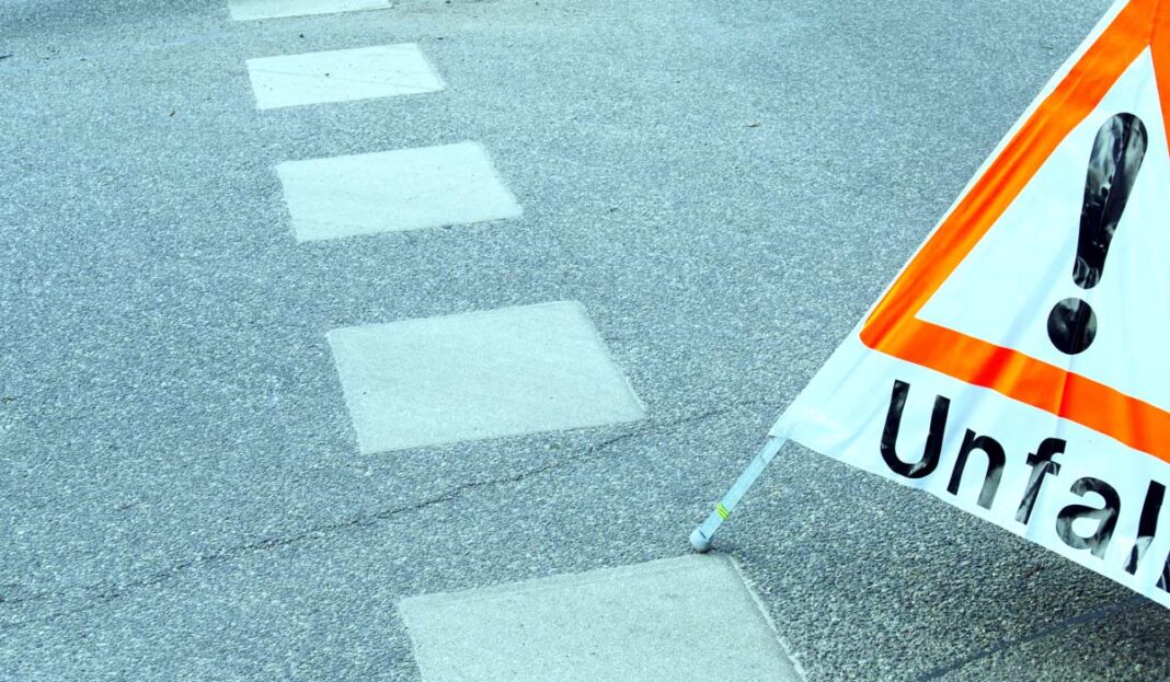 Verkehrsunfall bei Östringen mit drei Fahrzeugen und zwei Leichtverletzten Symbolbild_Auto_Unfall_Warndreieck