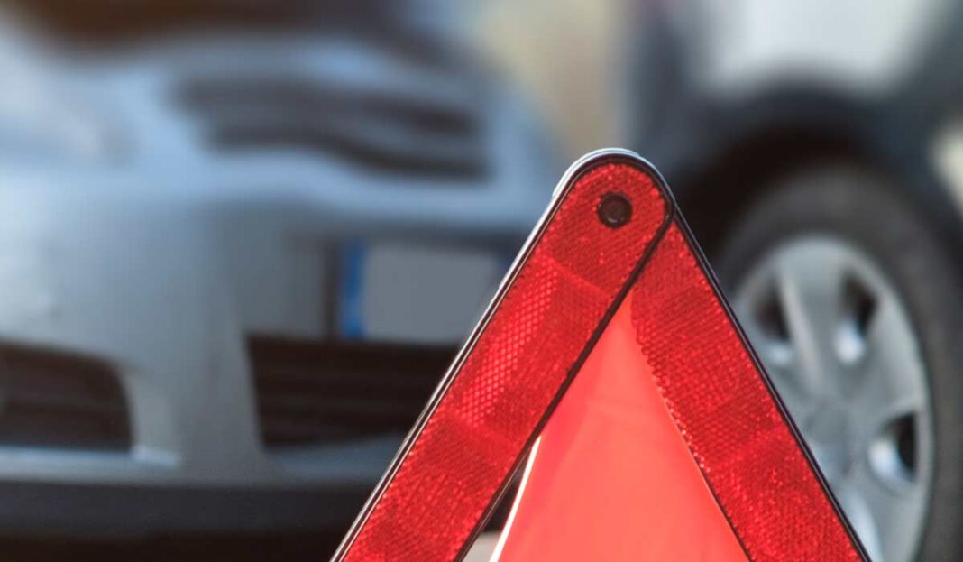 Bretten: Seniorin verliert Kontrolle – Unfallfahrt endet vor Bäckerei Symbolbild_Auto_Unfall_Warndreieck_Blechschaden