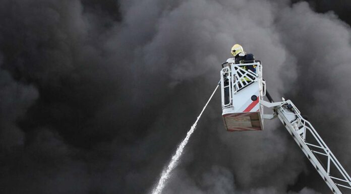 Dachstuhlbrand in Waghäusel: Feuerwehr mit Großaufgebot im Einsatz Symbolbild_Feuerwehr_Brand_Rauch_Leiter