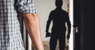 Symbolbild_Gewalt-Einbruch-Einbrecher-Bedrohung-ss768595327