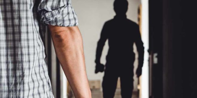 Symbolbild_Gewalt-Einbruch-Einbrecher-Bedrohung-ss768595327