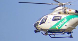 Symbolbild_Suche_Polizeihubschrauber-im-Flug-nahe-muc