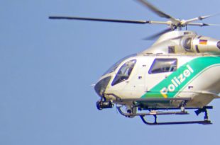 Symbolbild_Suche_Polizeihubschrauber-im-Flug-nahe-muc