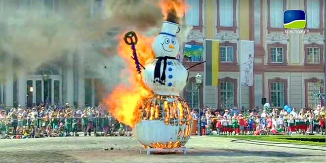 Sommertagszug-Bruchsal-2018-Der-brennende-Schneemann