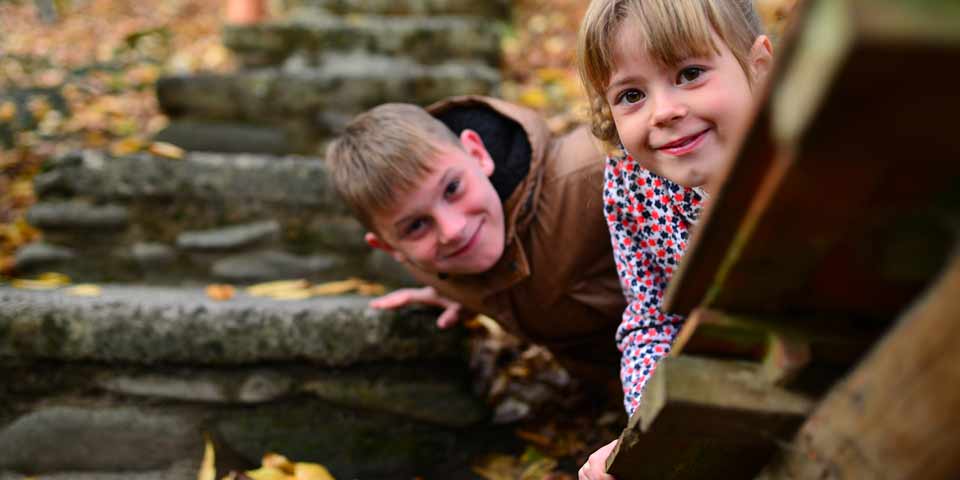 Symbolbild-Kinder-abenteuer-spielen-garten-wald-ss1357949351