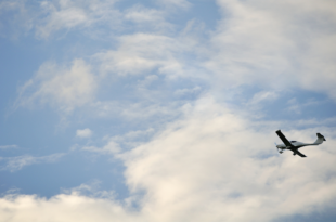 Kleinflugzeug am Himmel