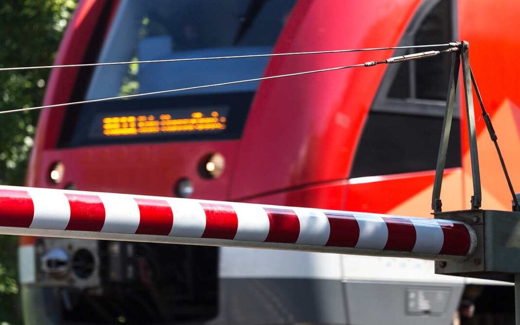 Geschlossene Bahnschranke Regionalzug