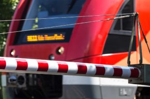 Geschlossene Bahnschranke Regionalzug