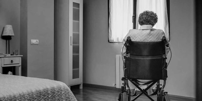 Seniorin Pflegeheim Rollstuhl