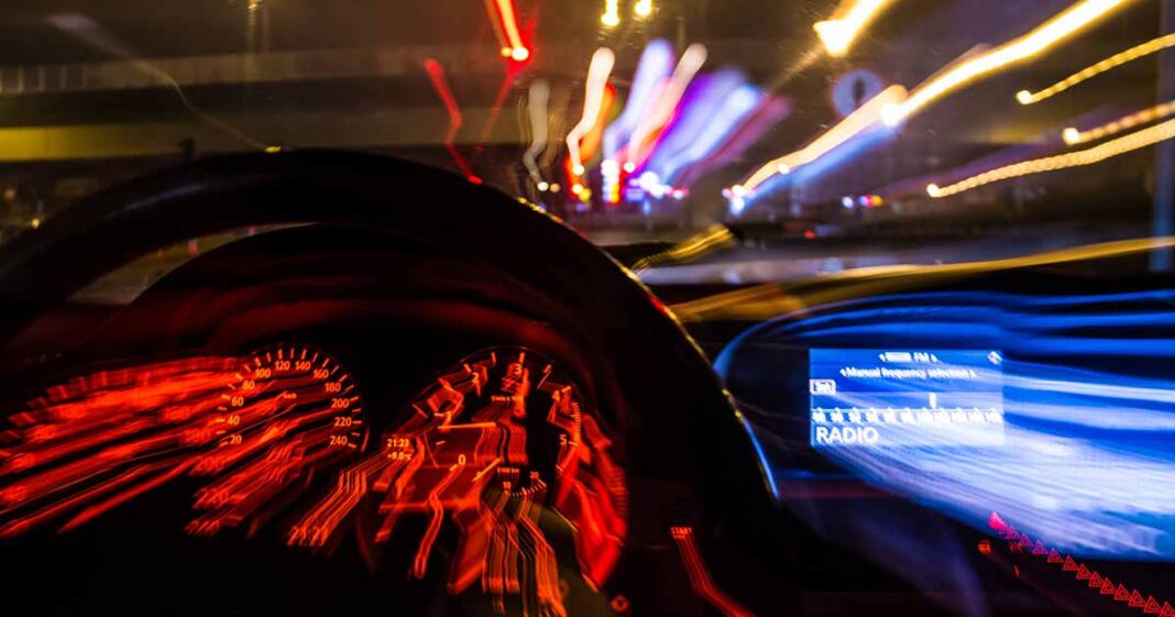 Mit 2,2 Promille gegen Verkehrsinsel, Streifenwagen und Schranke – keine gute Nacht für einen Opel-Fahrer Geschwindigkeit Alkohol Auto