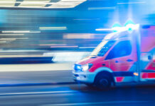 Radfahrer beim Überqueren der Kreisstraße von Auto erfasst und schwer verletzt Notarzt, Krankenwagen, Blaulicht