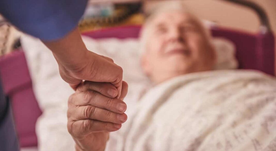 Pflegebedürftige profitieren: Pflegegeld jetzt auch für Nachbarn & Freunde Pflegebedürftige profitieren: Pflegegeld jetzt auch für Nachbarn & Freunde