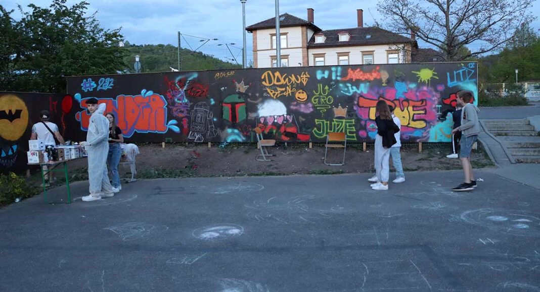 Untergrombach | Graffiti-Area in Untergrombach eingeweiht – Tags, Caps und schrille Farben Untergrombach | Graffiti-Area in Untergrombach eingeweiht – Tags, Caps und schrille Farben