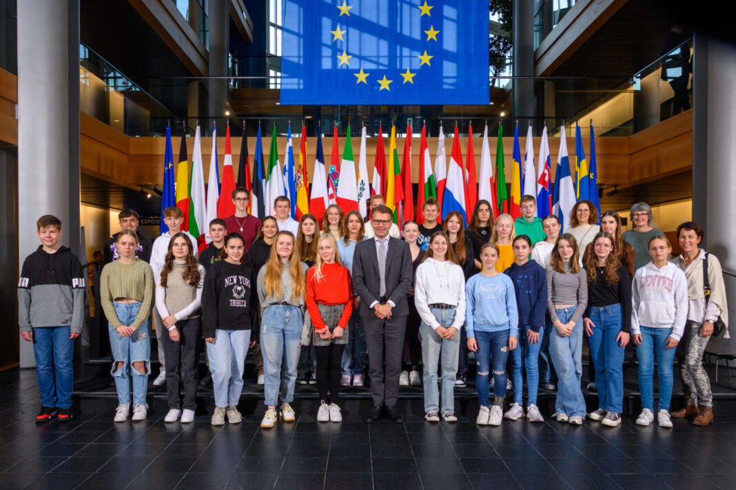 OBERDERDINGEN | Leopold-Feigenbutz-Realschule Oberderdingen besucht Daniel Caspary im Europäischen Parlament OBERDERDINGEN | Leopold-Feigenbutz-Realschule Oberderdingen besucht Daniel Caspary im Europäischen Parlament
