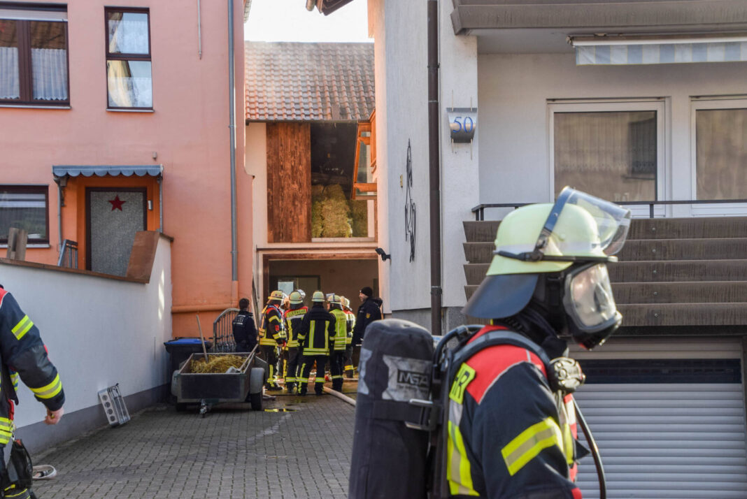 ODENHEIM | Starker Rauch bei Brand im Heuboden einer Pferdescheune ODENHEIM | Starker Rauch bei Brand im Heuboden einer Pferdescheune
