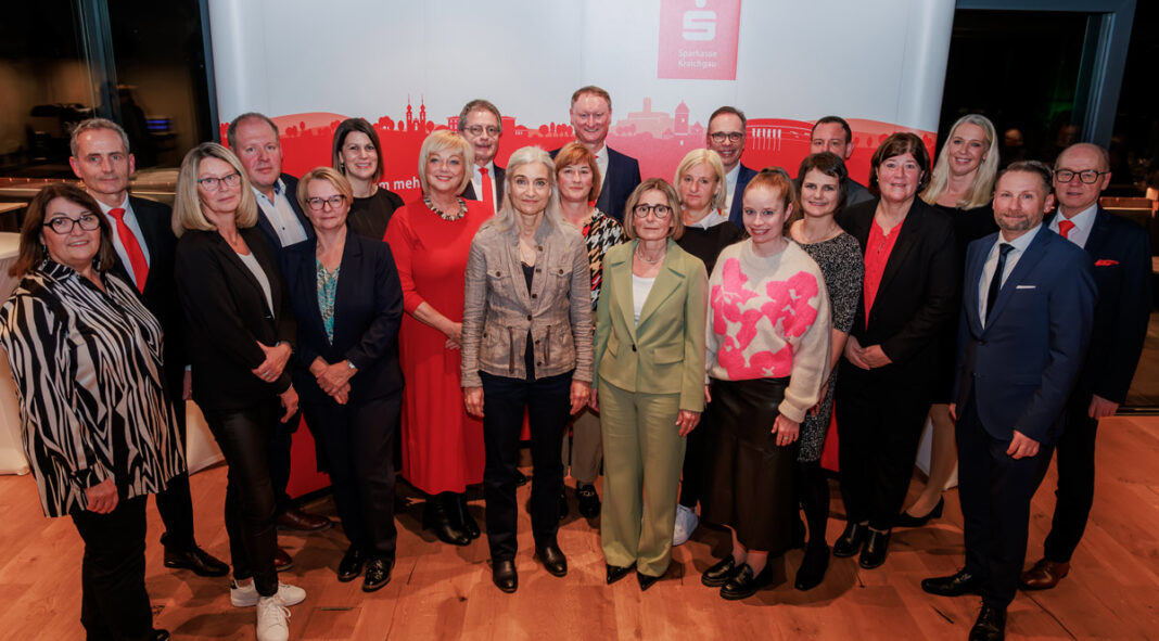 „Vertrauen und Loyalität“ – Sparkasse ehrt langjährige Teammitglieder „Vertrauen und Loyalität“ – Sparkasse ehrt langjährige Teammitglieder