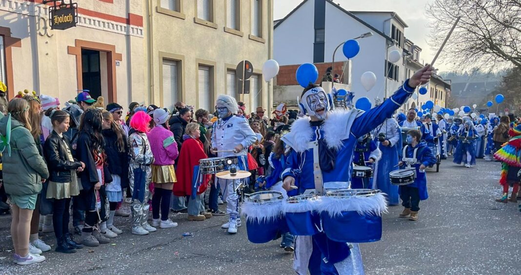 Jubel, Gaudi, Guggemusik: Fast 15.000 feiern den Brusler Fasnachtsumzug Jubel, Gaudi, Guggemusik: Fast 15.000 feiern den Brusler Fasnachtsumzug