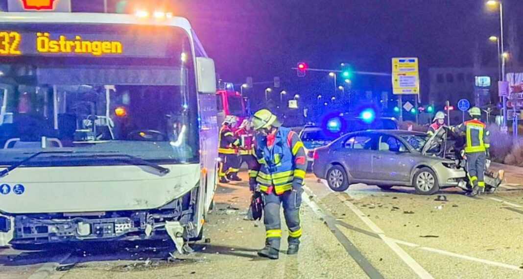 Östringen: Bus und PKW kollidieren, vier Leichtverletzte Östringen: Bus und PKW kollidieren, vier Leichtverletzte