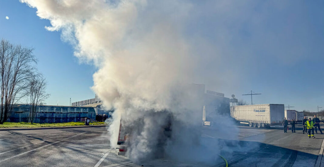 Lkw-Brand auf BAB5 Rasthof Bruchsal Ost Lkw-Brand auf BAB5 Rasthof Bruchsal Ost