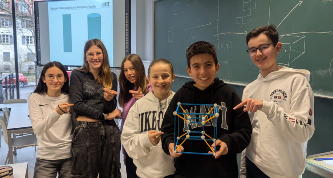 Bruchsaler Schüler auf Spurensuche in der vierten Dimension Bruchsaler Schüler auf Spurensuche in der vierten Dimension