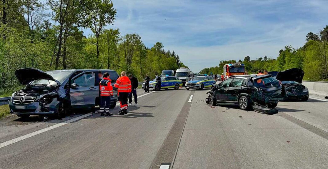 Verkehrsunfall bei Bruchsal blockiert A5 in Richtung Frankfurt Verkehrsunfall bei Bruchsal blockiert A5 in Richtung Frankfurt