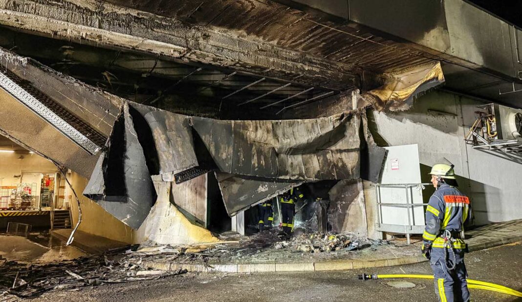 Feuer im Kraichgau-Center: Müllcontainerbrand greift auf Gebäude über Feuer im Kraichgau-Center: Müllcontainerbrand greift auf Gebäude über
