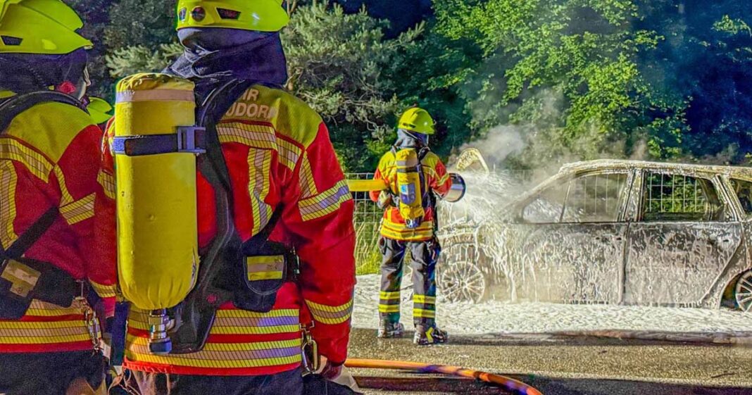 Fahrzeug brennt auf B36 bei Graben-Neudorf komplett aus Fahrzeug brennt auf B36 bei Graben-Neudorf komplett aus