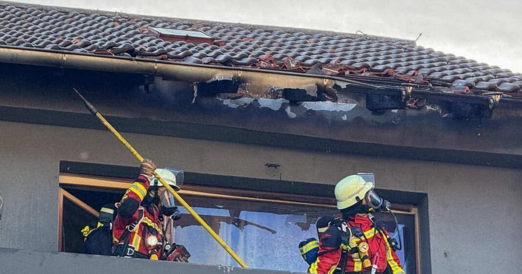 Dachstuhl in Mehrfamilienhaus brennt: Grillabend endet mit Feuerwehreinsatz Dachstuhl in Mehrfamilienhaus brennt: Grillabend endet mit Feuerwehreinsatz