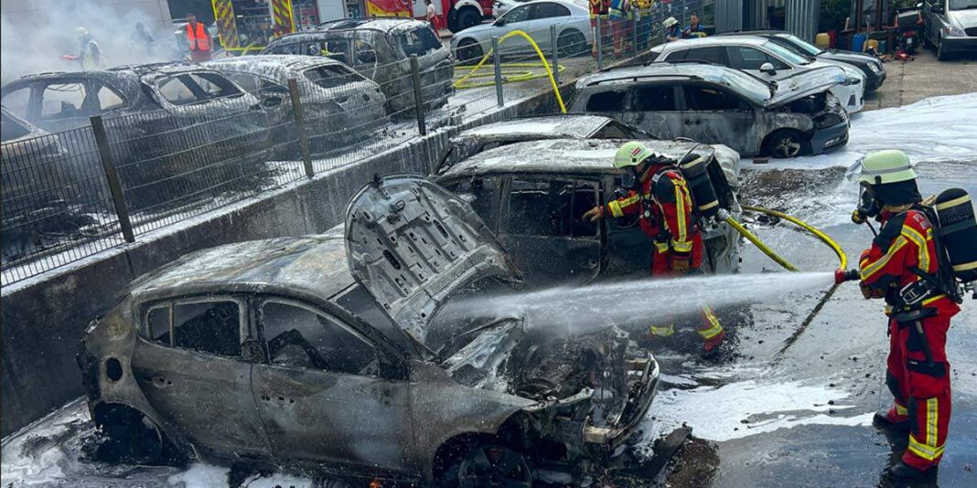 UPDATE: Großbrand in Industriegebiet Stegwiesen. Schaden an Fahrzeugen um die 350.000 € UPDATE: Großbrand in Industriegebiet Stegwiesen. Schaden an Fahrzeugen um die 350.000 €