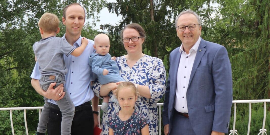 Ehrenpatenschaft für das siebte Kind – Bürgermeister zu Besuch bei Familie Ostrowski Ehrenpatenschaft für das siebte Kind – Bürgermeister zu Besuch bei Familie Ostrowski