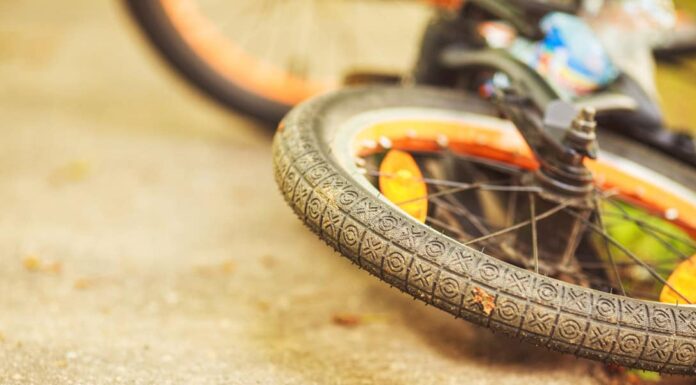 Pedelec-Fahrer nach Zusammenstoß ins Krankenhaus geflogen