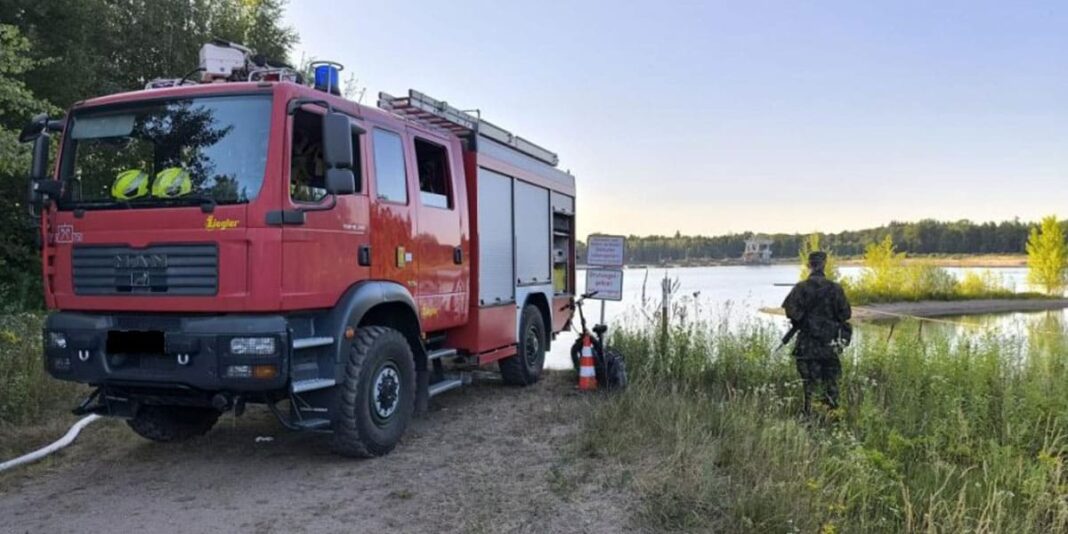 Feuerwehr Karlsdorf-Neuthard und Bundeswehr üben gemeinsam für den Ernstfall Feuerwehr Karlsdorf-Neuthard und Bundeswehr üben gemeinsam für den Ernstfall