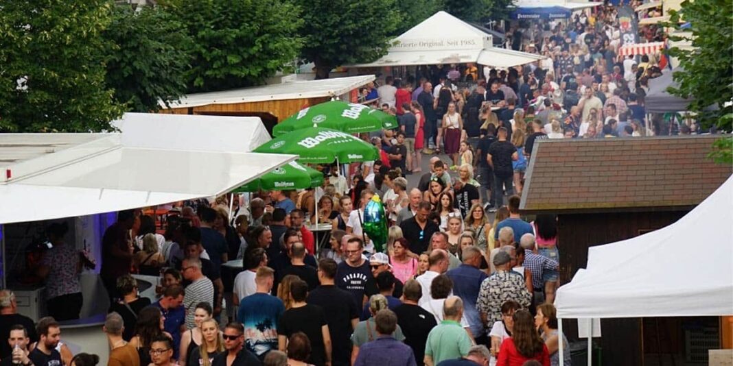 Amalienstraße wird zur Schlemmermeile beim Karlsdorfer Alten-Rathaus-Straßenfest Amalienstraße wird zur Schlemmermeile beim Karlsdorfer Alten-Rathaus-Straßenfest