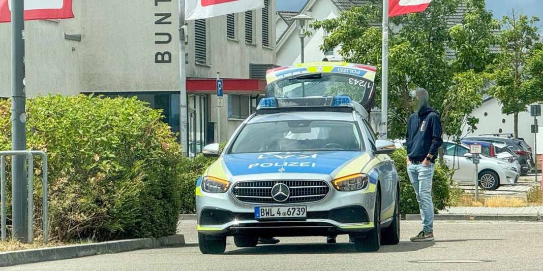Mann beim Rewe-Supermarkt von E-Scooter-Fahrer angegriffen Mann beim Rewe-Supermarkt von E-Scooter-Fahrer angegriffen