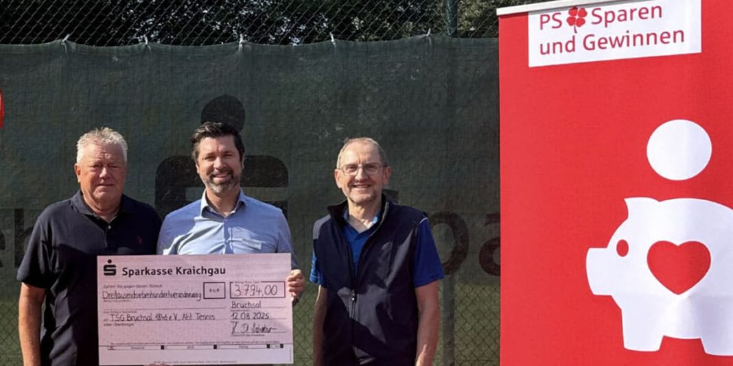 Sparkasse spendet für Defibrillator im Sportzentrum Bruchsal Sparkasse spendet für Defibrillator im Sportzentrum Bruchsal