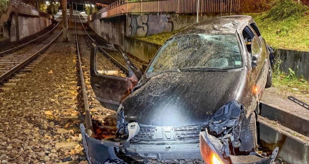 Mitfahrer lassen schwer verletzte Frau allein zurück und flüchten Mitfahrer lassen schwer verletzte Frau allein zurück und flüchten
