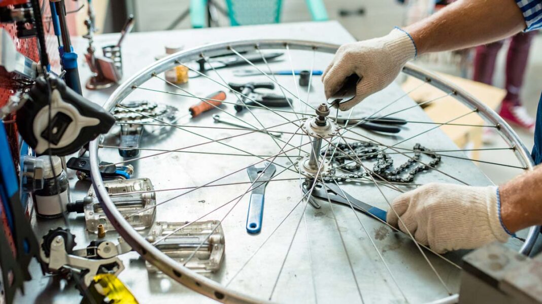Schraube locker? Reparieren statt wegwerfen im AWO-Repair-Café Schraube locker? Reparieren statt wegwerfen im AWO-Repair-Café