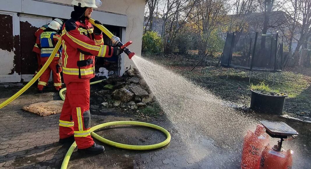 Löscheinsatz nach Schuppenbrand in Bruchsal Löscheinsatz nach Schuppenbrand in Bruchsal