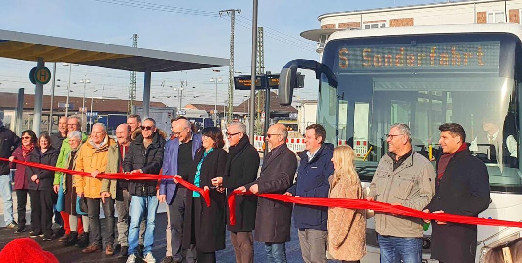 Großer Bahnhof für Bruchsals Busse – der neue ZOB Alle mit aufs Bild - beim Durchschneiden des roten Bandes am neuen ZOB