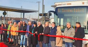 Alle mit aufs Bild - beim Durchschneiden des roten Bandes am neuen ZOB