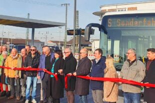 Alle mit aufs Bild - beim Durchschneiden des roten Bandes am neuen ZOB