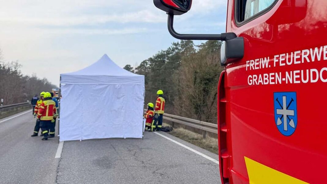 Frontalzusammenstoß auf der B35 bei Graben-Neudorf: Ehepaar stirbt, zwei Verletzte schweben in Lebensgefahr Frontalzusammenstoß auf der B35 bei Graben-Neudorf: Ehepaar stirbt, zwei Verletzte schweben in Lebensgefahr