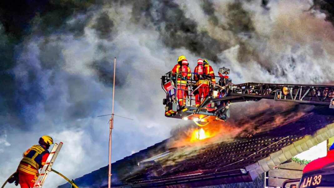 Nacht des Feuerwerks – und der Löscharbeiten. Graben-Neudorf und Stutensee besonders betroffen Nacht des Feuerwerks – und der Löscharbeiten. Graben-Neudorf und Stutensee besonders betroffen